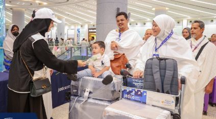 مطار الملك عبدالعزيز يستقبل المعتمرين بالورود والهدايا