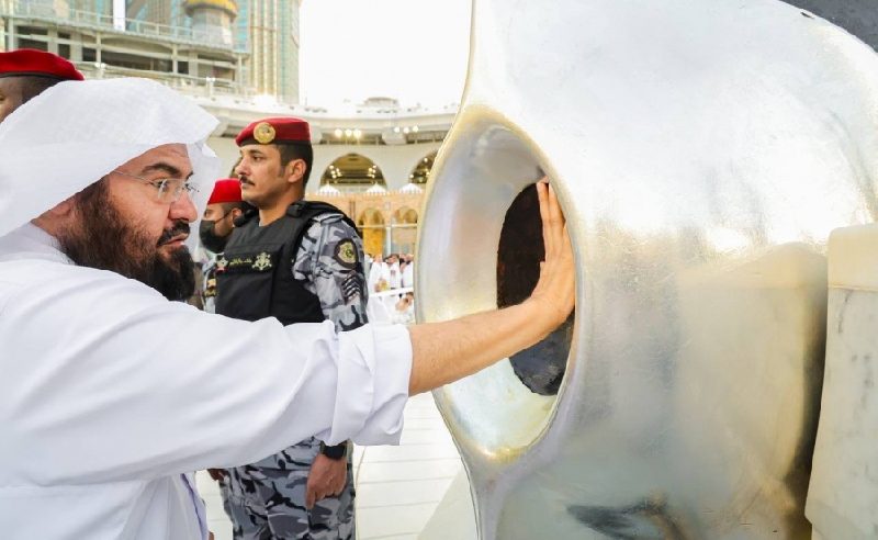 السديس يشارك في تطييب الحجر الأسود والكعبة المشرفة