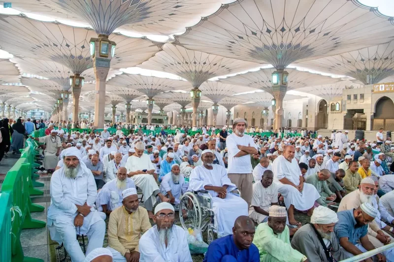 أجواء روحانية ينعم بها ضيوف الرحمن بالمسجد النبوي