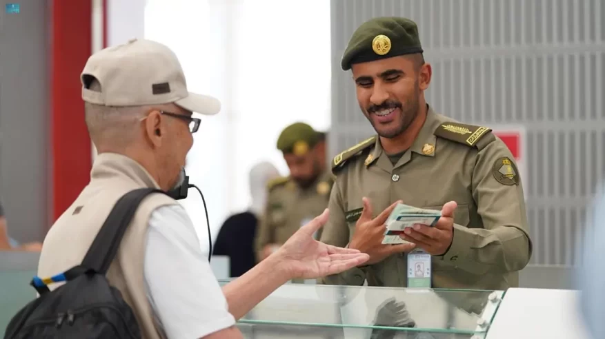 جوازات مطار الملك عبدالعزيز تواصل إنهاء إجراءات مغادرة الحجاج