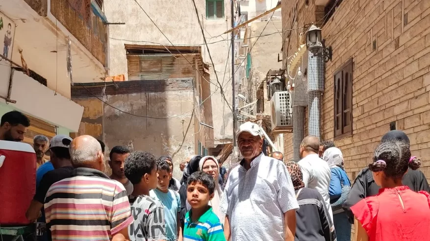لقطات لانهيار عقار ثان في مدينة الإسكندرية والبحث عن ناجين