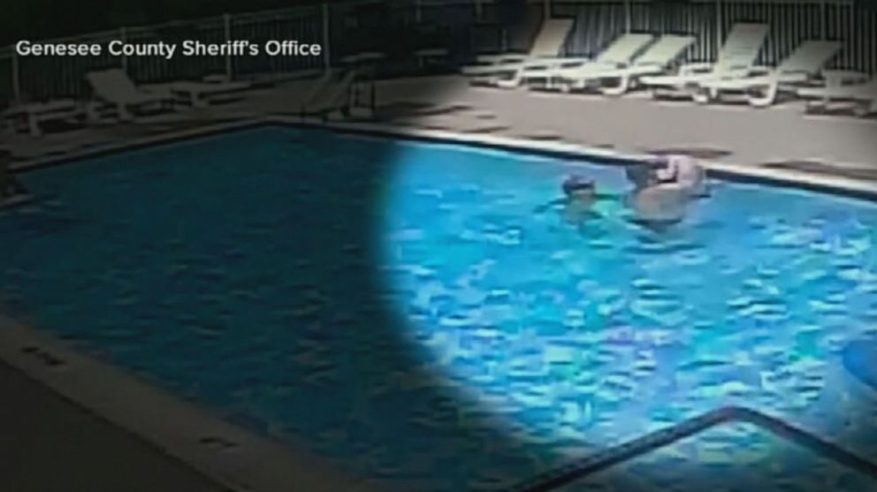 لحظة إنقاذ صبيين لطفل من الغرق في المسبح