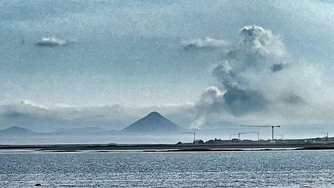 انفجار بركان بالقرب من عاصمة أيسلندا بعد 1200 زلزال