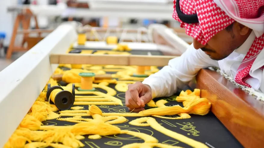 قصة حياكة كسوة الكعبة كل عام بالحرير والذهب والفضة