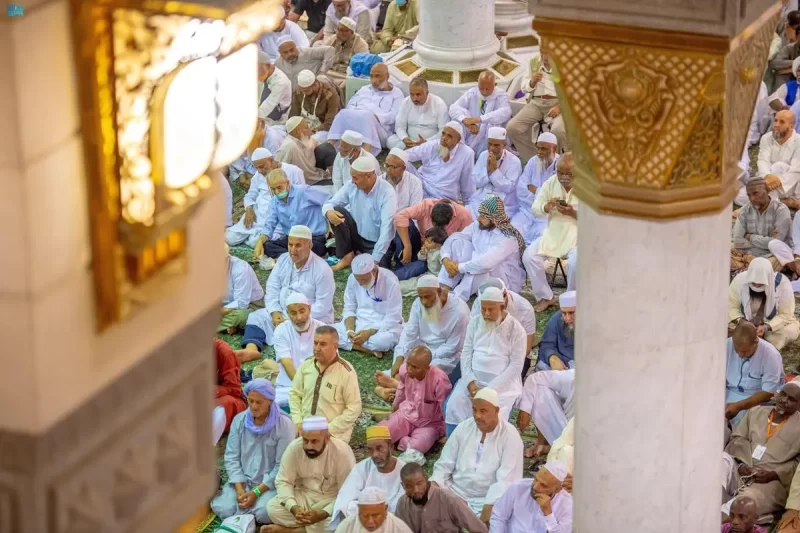 أجواء روحانية ينعم بها ضيوف الرحمن بالمسجد النبوي