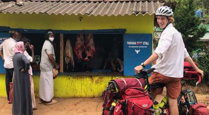 شاب يحقق حلمه بجولة حول العالم بركوب الدراجة