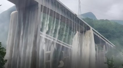 جسر يفيض بالمياه بعد هطول أمطار غزيرة في الصين