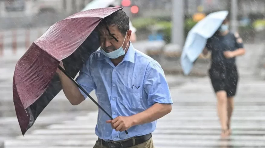 شوارع الصين تتحول لأنهار بسبب الإعصار المروع