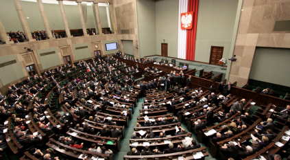 البرلمان البولندي يصوت على حجب الثقة عن وزير الدفاع بلاشاك