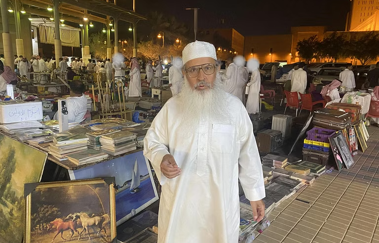 عبدالحميد السلمان يمتلك 30 ألف كتاب ولا يستخدم الجوال أو الساعة