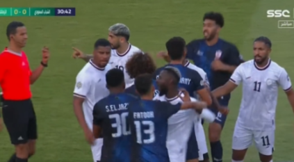 مشادة بين لاعبي الشباب والزمالك