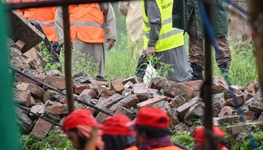 مصرع وإصابة 16 عاملاً باكستانيًا أسفل جدار انهار بسبب الأمطار