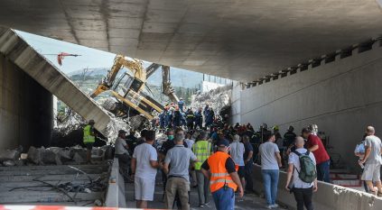 لحظة انهيار جسر في اليونان وسقوط قتلى