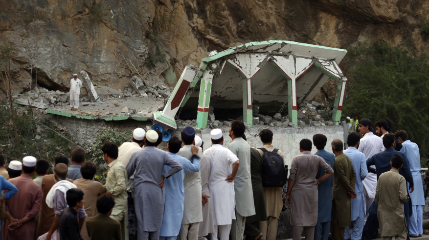 مقتل شرطي باكستاني في تفجير انتحاري بمسجد