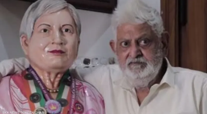 هندي ينحت تمثالًا من الرخام لزوجته بعد وفاتها