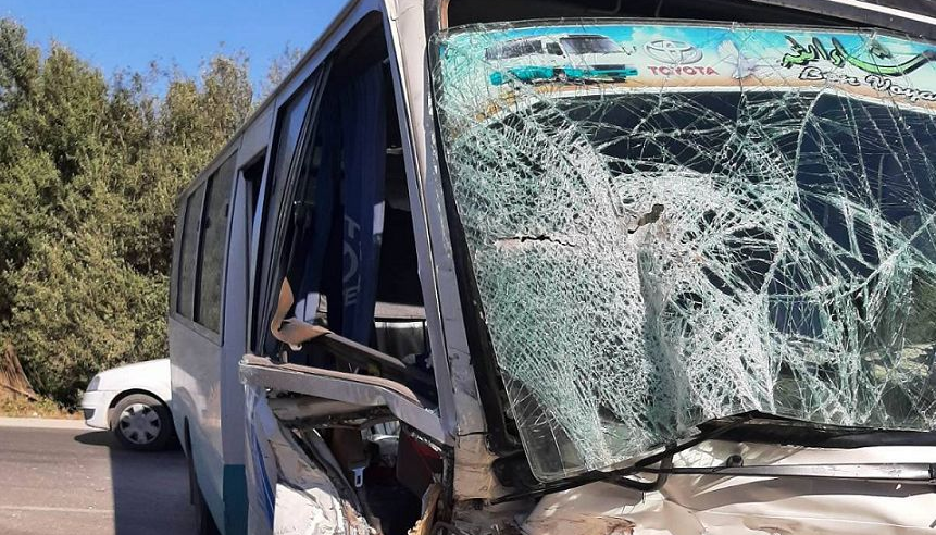 إصابة 7 جزائريين في اصطدام حافلة بجمل