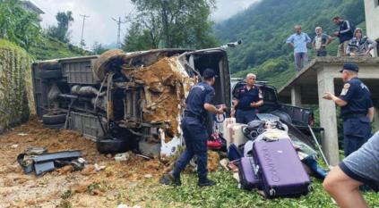 مصرع وإصابة 30 تركيًا في سقوط حافلة من ارتفاع 50 مترًا