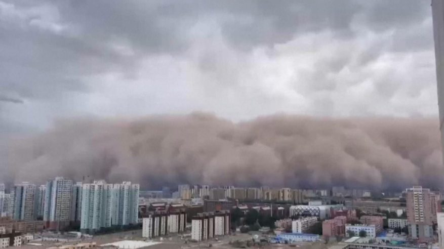 لقطات مروعة لطقس مميت وعاصفة رملية تجتاح الصين