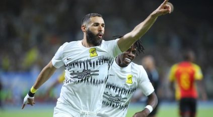 كريم بنزيما يحضر قرعة كأس العالم للأندية بالزي السعودي