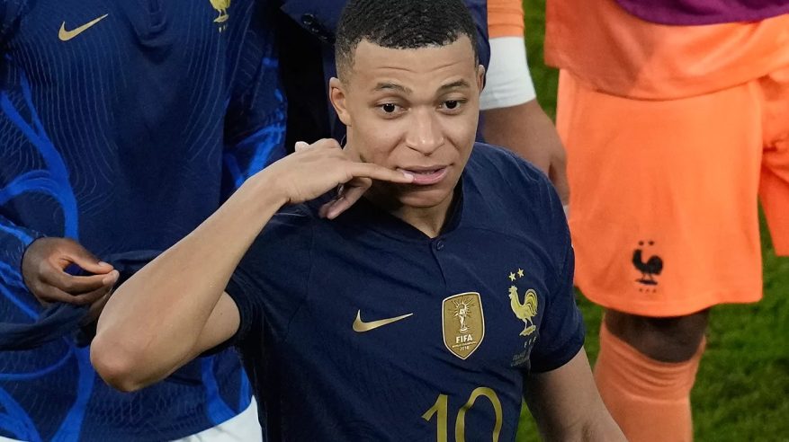 مبابي يواجه برشلونة بقميص ريال مدريد في أغسطس المقبل