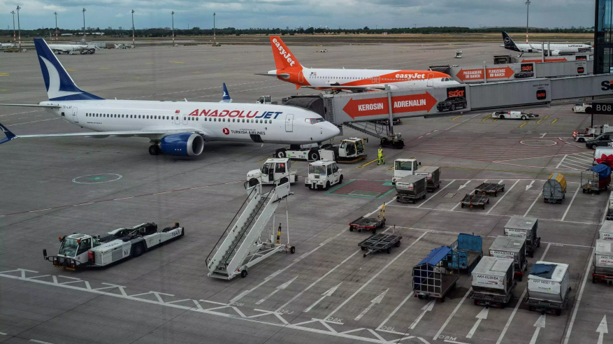 مسافران يقتحمان مطارًا ويسببان هلعًا للركاب في تركيا