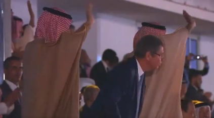 وزير الرياضة يُحيي بعثة السعودية أثناء دخولها حفل افتتاح دورة الألعاب العربية