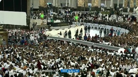 وصول كسوة الكعبة الجديدة إلى صحن المطاف وسط تنظيم احترافي