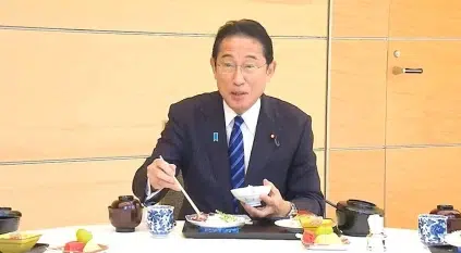 رئيس وزراء اليابان يأكل أسماك فوكوشيما علنًا لطمأنة العالم