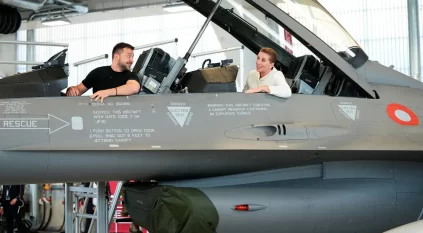 زيلينسكي وزوجته في قمرة قيادة مقاتلة إف 16