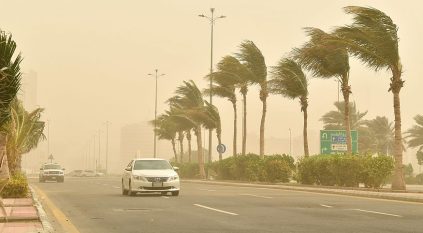 موجة غبار تداهم جدة وسط تحذيرات الأرصاد