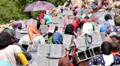 مغربيات يحملن الطوب على ظهورهن لبناء مسجد في الجبل
