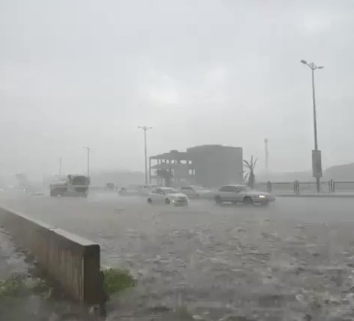 لقطات لجريان السيول والأودية بعد أمطار خميس مشيط الغزيرة