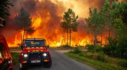 لقطات مروعة لحرائق الغابات الفرنسية وفرار المواطنين