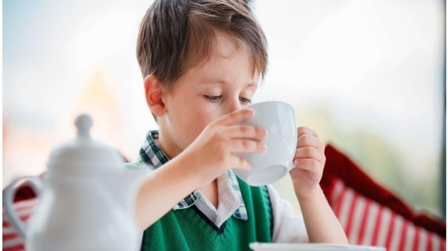استهلاك الأطفال للقهوة يعرضهم لـ 10 مخاطر صحية