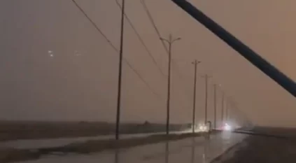 بالفيديو.. أمطار ورياح نشطة تسقط أعمدة كهرباء بالليث