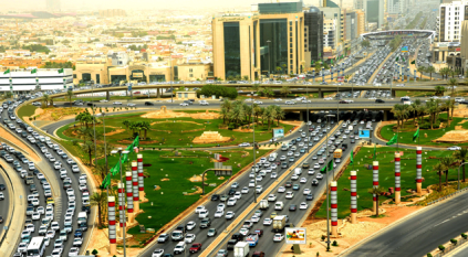 مرور الرياض يمنع دخول الشاحنات إلى طريق الملك فهد