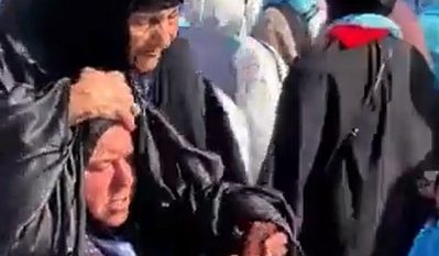سيدة تحمل والدتها لأداء الصلاة في المسجد النبوي