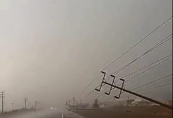 سقوط أعمدة الكهرباء في طريق عسفان بجدة بسبب الرياح والأمطار