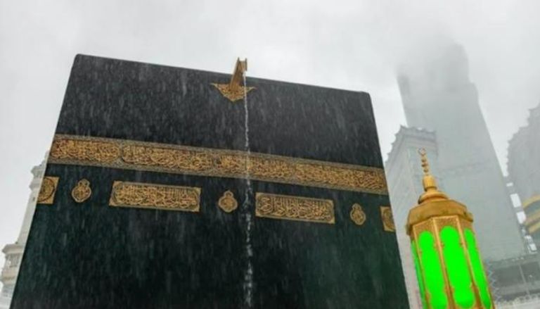 أمطار الخير تغسل الكعبة المشرفة وتزيدها جمالًا وبهاءً