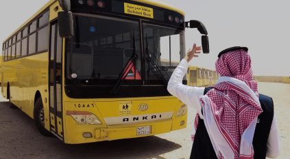 مشاهد الدراسة تزين الشارع السعودي وتحذيرات من مضايقة الحافلات المدرسية