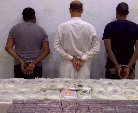 القبض على تنظيم عصابي روج 33 كيلو حشيش و26,000 قرص خاضع للتداول في الرياض