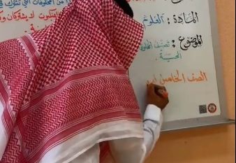 خط وتنسيق معلم سعودي للسبورة داخل الفصل يخطف الأنظار
