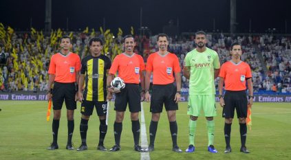 الجماهير تعرض لقطات مثيرة للجدل لـ حكم مباراة الاتحاد ضد الهلال