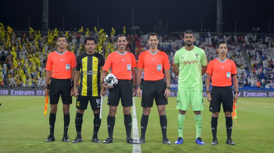 الجماهير تعرض لقطات مثيرة للجدل لـ حكم مباراة الاتحاد ضد الهلال