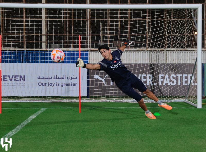 ياسين بونو في تدريبه الأول مع الهلال