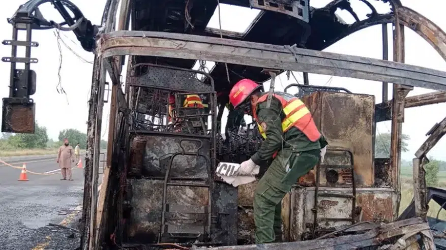 وفاة 18 شخصاً إثر تصادم حافلة ركاب مع شاحنة في باكستان