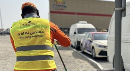 زي عامل النظافة في دبي يثير الجدل