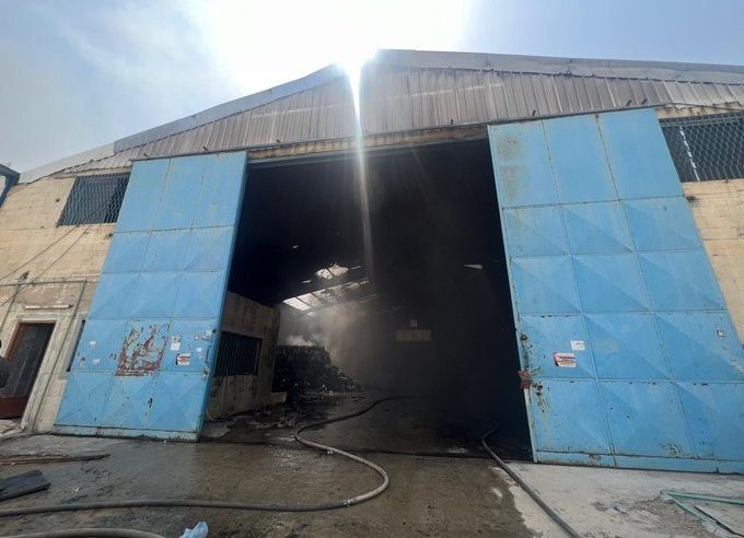 حريق يلتهم مستودعاً في الرياض