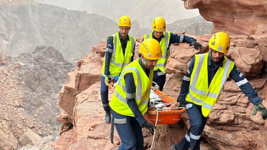 إنقاذ شخص سقط من مرتفع جبلي في تبوك