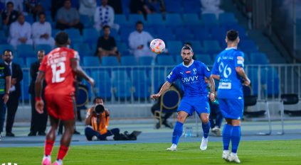 الهلال يتفوق على الاتفاق بثنائية في الشوط الأول